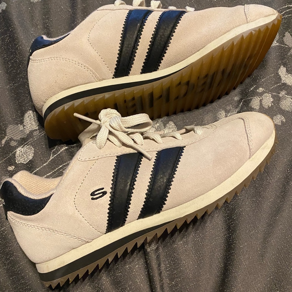 Sketchers Retros Tennis Shoes